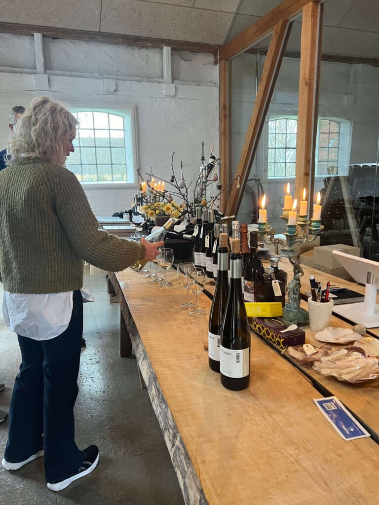 Helle from By Stokkebye serves Danish wine (Photo: DanishWIne.com).